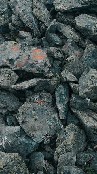 Een Verticaal Schot Van Verschillende Grootte Grijze Stenen — Stockfoto