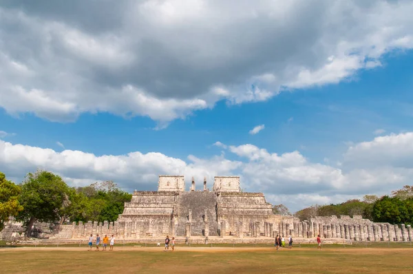 Chichen Itza Mexico 2017年4月11日 空の下でテーブルの寺とメキシコのチェン イッツァで美しい晴れた日 — ストック写真