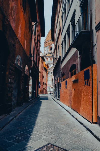 佛罗伦萨 意大利 2021年7月5日 佛罗伦萨一条通向大教堂的街道的美丽风景 — 图库照片