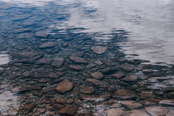 清澈透明的湖面和石子 — 图库照片