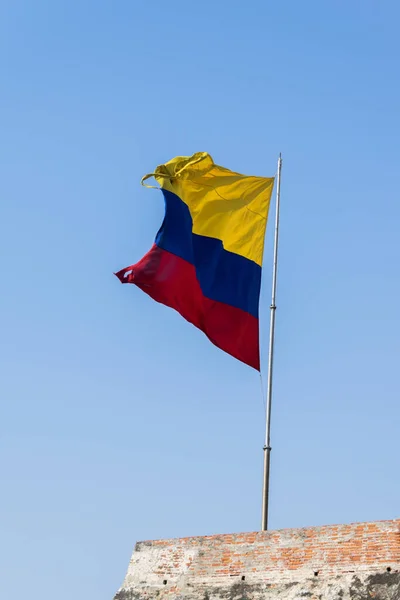 Una Bandera Colombiana Ondea Viento Sobre Las Paredes Erosionadas Fortaleza — Foto de Stock