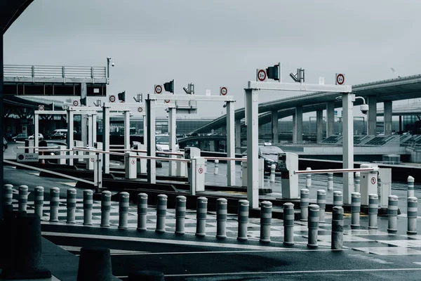 Punto Carga Carretera Pago Con Postes Cortos Puentes Día Nublado —  Fotos de Stock