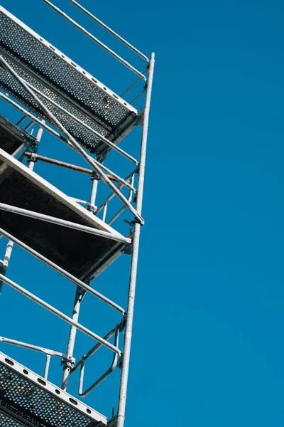 Vertical Shot Constructional Metal Scaffolding Clear Blue Sky Sunny Day — Stock Photo, Image