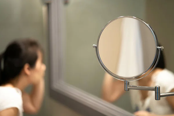 화장실에 배경에 거울을 클로즈업 — 스톡 사진