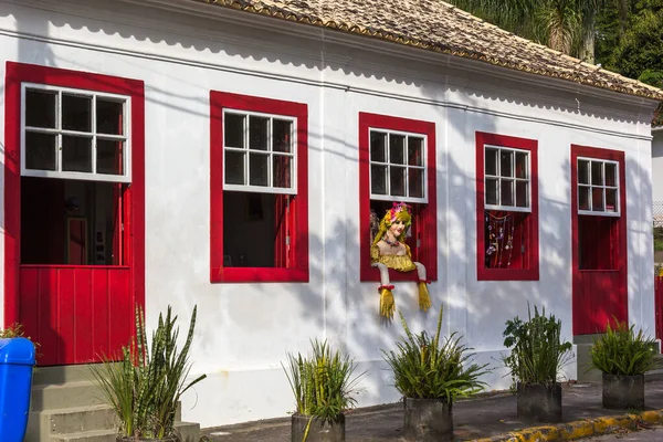 Uitzicht Een Wit Huis Met Rode Ramen Een Gele Pop — Stockfoto