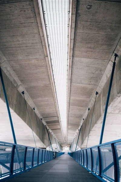 Een Verticaal Schot Van Voetgangersbrug Met Betonnen Dak Metalen Roosters — Stockfoto