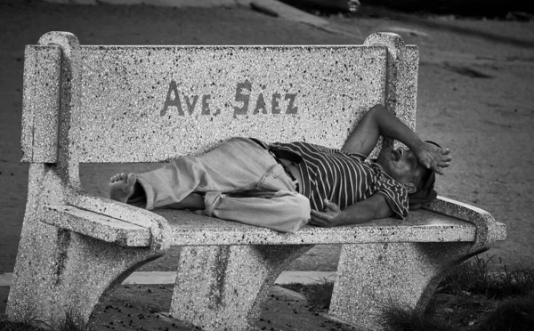 Cardenas Cuba Липня 2021 Сірий Постріл Безпритульного Чоловіка Лежачого Лавці — стокове фото