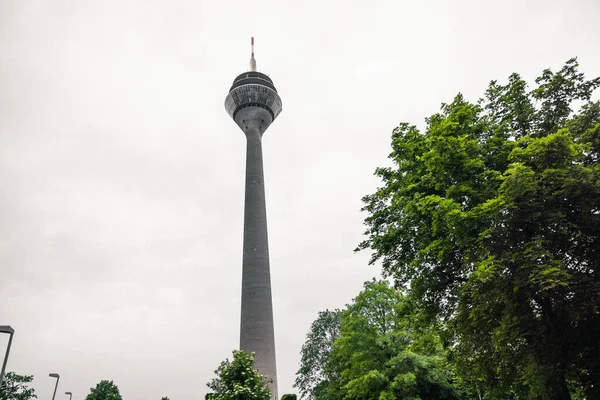 Duesseldorf Németország 2021 Július Alacsony Szögű Felvétel Düsseldorfi Rheinturm Telekommunikációs — Stock Fotó