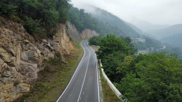 Tiro Aéreo Uma Estrada Estreita Montanha Única Linha Que Conduz — Fotografia de Stock