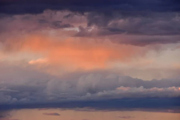 Una Hermosa Escena Nubes Hinchadas Cielo Atardecer — Foto de Stock