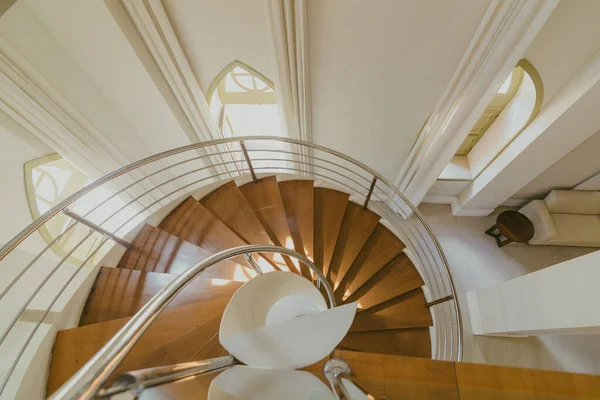 Uma Vista Superior Uma Escadaria Madeira Interior — Fotografia de Stock