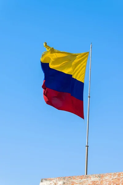 コロンビアの旗は カルタヘナ インドのカスティージョ フェリペ バラハス要塞の風化した壁の上を風に乗って流れている — ストック写真
