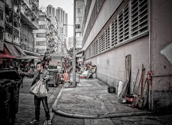 2018 거리에서 쓰레기를 쓰레기통에 버리는 남성의 — 스톡 사진