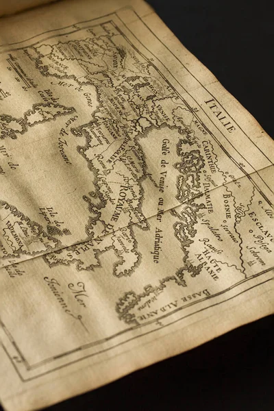 Вертикальный Снимок Карты Древней Италии Черном Фоне — стоковое фото
