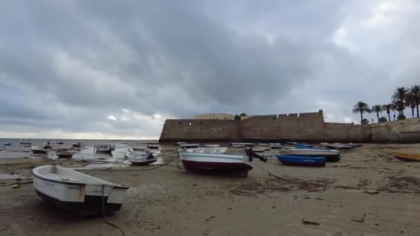 Natursköna Bilder Båtar Som Ligger Stranden Molnig Dag — Stockvideo