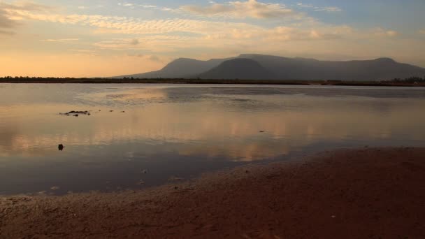 Hermoso Atardecer Sobre Lago — Vídeo de stock