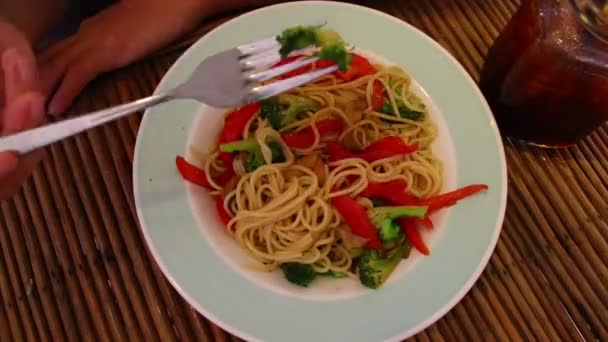 Close Uitzicht Van Heerlijk Aziatisch Eten Plaat — Stockvideo