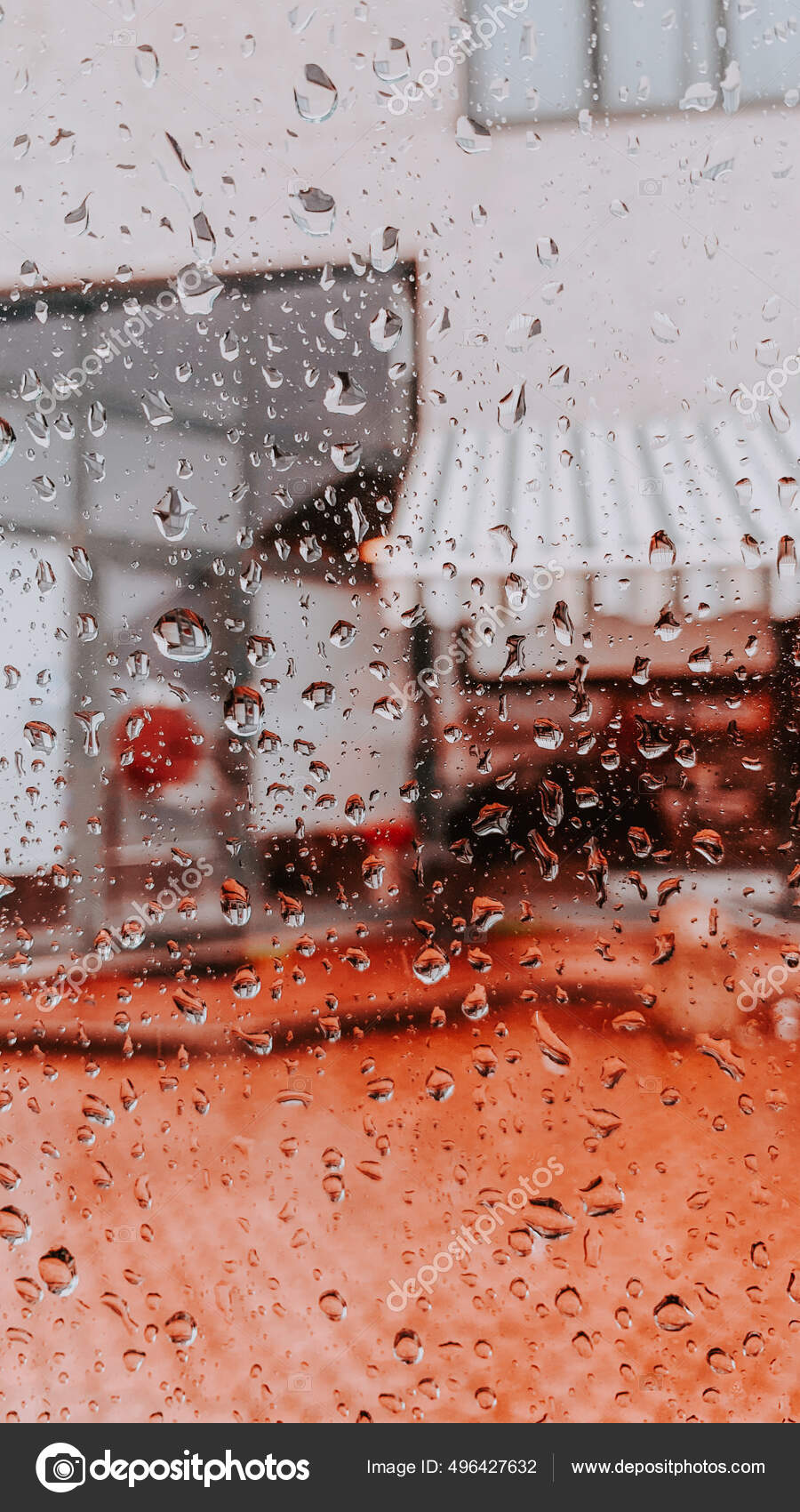 Primer Plano Las Gotas Lluvia Cristalina Ventana Vidrio Transparente — Foto  de stock #496427632 © Wirestock, image size:900x1700