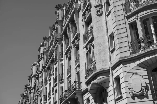 Immeuble Typiquement Parisien Avec Balcon Fenêtres Architecture Style Haussmannien Long — Photo