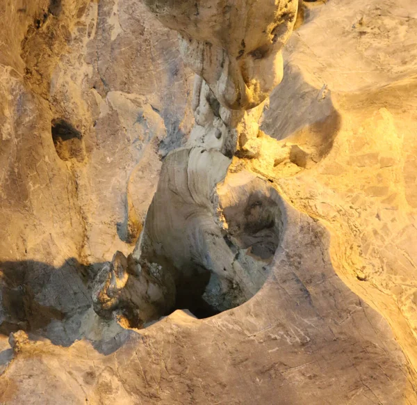 Ein Gnom Unter Stalaktiten Eine Nahaufnahme Aus Fließendem Stein Diese — Stockfoto