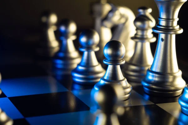Крупним Планом Знімок Білих Шахових Фігур Шахівниці Синіх Вогнях — стокове фото