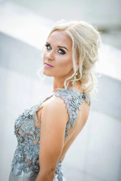 Shallow Focus Shot Blonde Caucasian Female Bosnia Herzegovina Elegant Dress — Stok fotoğraf