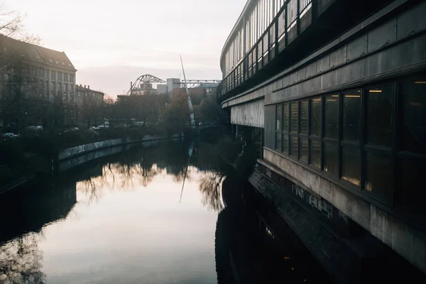 Ein Düsterer Kanal Neben Gebäuden — Stockfoto