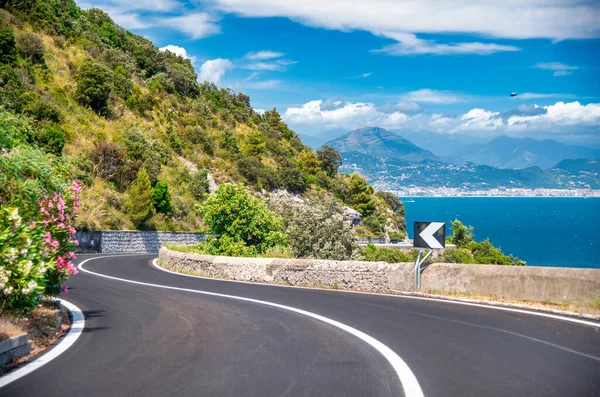 Autostrada Vuota Accanto Bellissimo Paesaggio Montano Affacciato Oceano — Foto Stock