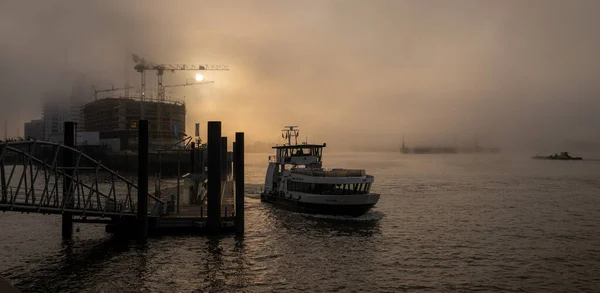 Hamburg Alemania 2021 Amanecer Brumoso Sobre Río Elba Puerto Hamburgo — Foto de Stock