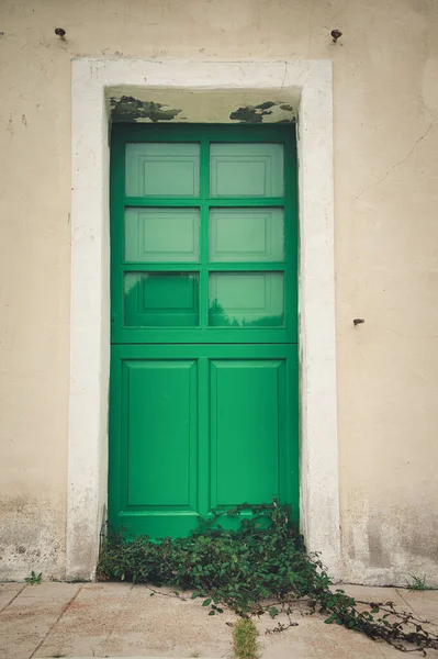 Colpo Verticale Della Porta Verde Vintage Situata Nella Parete Verniciata — Foto Stock