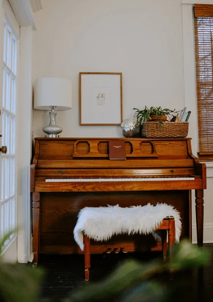 Closeup Shot Beautiful Wooden Piano Lovely Interior Room — Stock Photo, Image