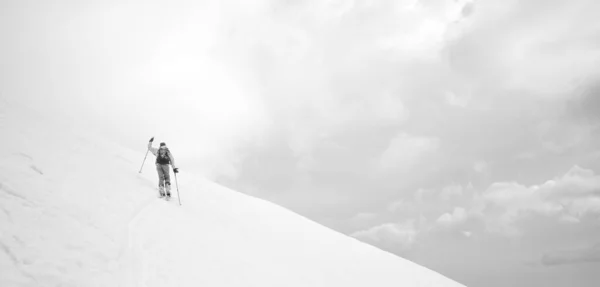 Ski Alpiniste Ascendant Tir Minimaliste Noir Blanc — Photo