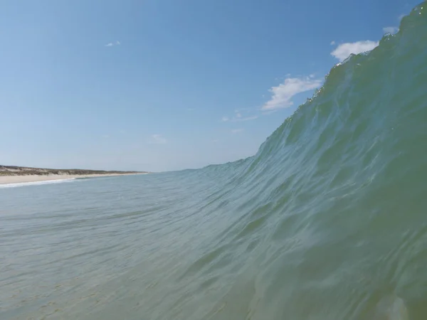 Primo Piano Una Grande Onda Oceanica Che Sorge Vicino Alla — Foto Stock