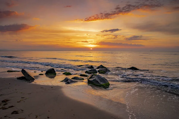 Hermosa Vista Puesta Sol Sobre Mar Con Algunas Rocas Playa — Foto de Stock