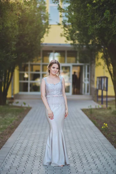 一位来自波斯尼亚和黑塞哥维那的美丽的白人女性穿着雅致的连衣裙的纵向照片 — 图库照片
