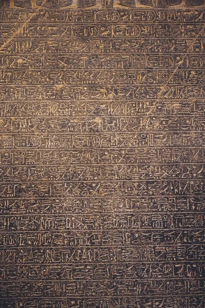 カイロ エジプト 2021年6月6日 カイロのエジプト博物館で古代の石の表面を覆うエジプトの象形文字の垂直ショット — ストック写真