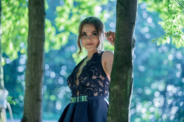 Tiro Close Foco Raso Uma Jovem Mulher Posando Livre Vestido — Fotografia de Stock