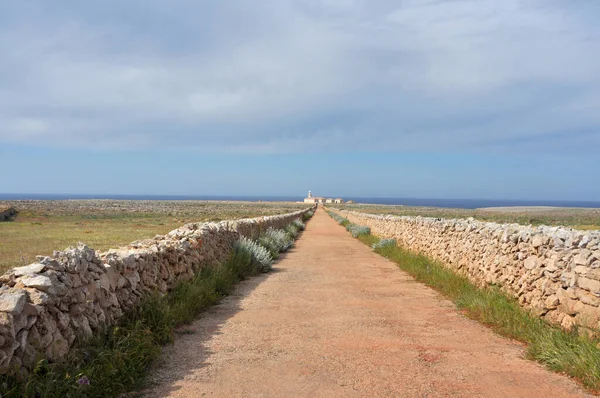 Longa Estrada Areia Reta Com Paredes Pedra Baixas Ilha Espanhola — Fotografia de Stock
