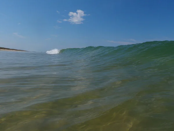 Gros Plan Grandes Belles Vagues Océaniques Formant Sous Ciel Nuageux — Photo