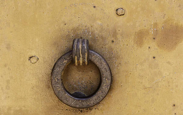 ภาพใกล ดของสล กแหวนสน มเก าบนประต โลหะ — ภาพถ่ายสต็อก