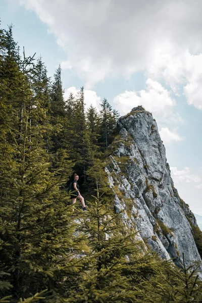 在罗马尼亚 一位女徒步旅行者在一座有美丽天空背景的岩石山顶上的特写镜头 — 图库照片