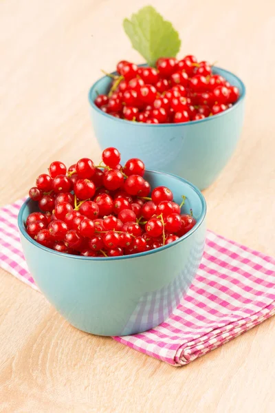 Red Currants Blue Bowl Fresh Fruits Berries Wooden Background — Stock Photo, Image
