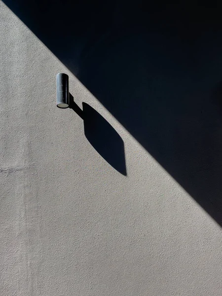 Lamba Duvarda Gölge Işık Oyunu Kopyalama Alanı Ile Dikey Çekim — Stok fotoğraf