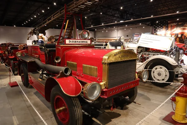 2021年4月10日 一辆老式消防车的特写镜头 车上装有消防博物馆的设备 — 图库照片