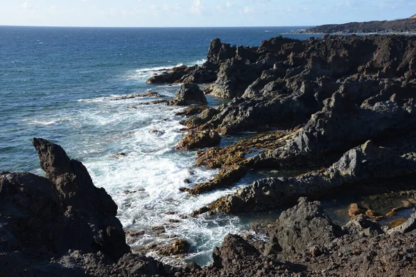Vacker Utsikt Över Klippig Klippa Lanzarotes Kust Los Hervideros Kanarieöarna — Stockfoto