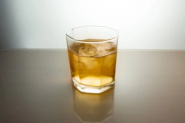 Ein Glas Bernsteinfarbenen Whisky Auf Dem Tisch Mit Hellem Hintergrund — Stockfoto