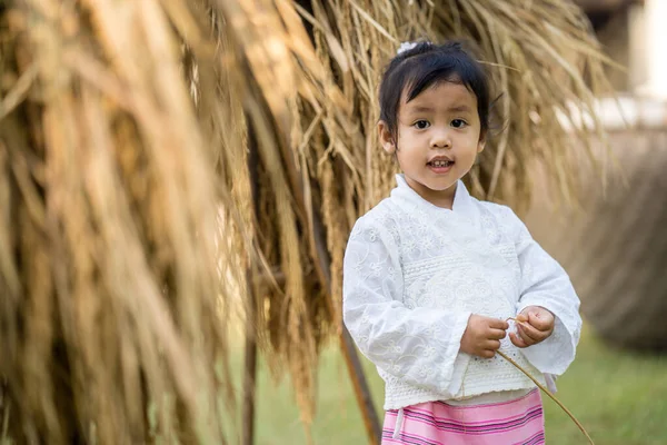 Маленькая Азиатка Традиционном Тайском Платье Стоящая Фоне Риса — стоковое фото