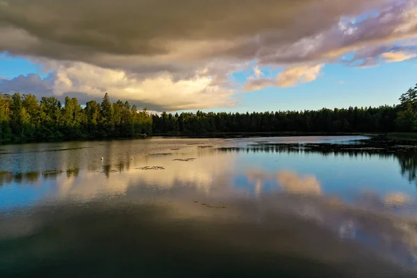 Uitzicht Vanuit Lucht Een Rustige Rustige Bosvijver Zonsondergang Scandinavië — Stockfoto