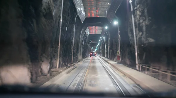 Foco Superficial Coche Que Pasa Por Túnel Visto Través Parabrisas — Foto de Stock