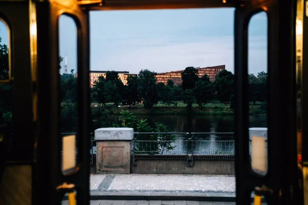 列車からの川と建物の眺め — ストック写真